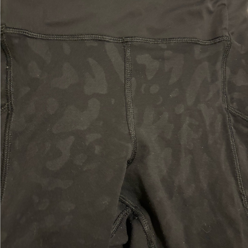 Lululemon capri leopard size 6 - Picture 3 of 4